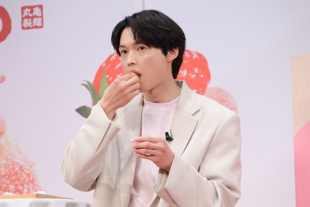 natalie_mu's tweet photo. ◤会見レポート◢
髙橋海人&amp;松村北斗🍓
「丸亀うどーなつ」をパクパク

「柔らかいバネでも入れてる？」
「泣いてる子に1個あげようかな」

👇️詳細（写真16枚、CM動画あり）
https://t.co/MLo4QL32eP

#KingandPrince #SixTONES #丸亀製麺 #うどーなつ https://t.co/5e84NvTvij