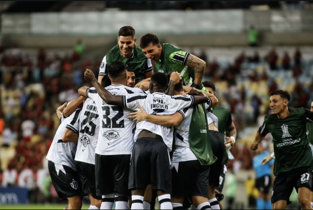 metadeportes_'s tweet photo. GANÓ CENTRAL CORDOBA🚂

BATACAZO en la copa libertadores🔥🏆el equipo santiagueño derrotó por 2-1 a FLAMENGO y se ubica PUNTERO🔝 del grupo C de la Copa Libertadores. 

FELICITACIONES FERRIOVIARIO 👏🏽
⚽️Heredia
⚽️Florentin 

⚽️De la cruz

#metadeportes #libertadores #fútbol #copa https://t.co/k0RwtajZEd
