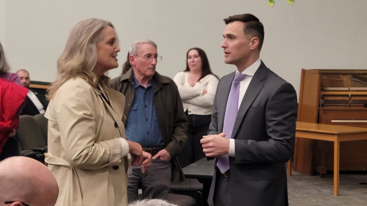 TakurConluTV's tweet photo. Oregon Attorney General Dan Rayfield's town hall has just begun at the University of Oregon.

One of the hot topics of the night: The DOJ filing lawsuits against the Trump administration.

He's joined by Speaker of the House Julie Fahey.

More tonight #LiveonKVAL #LiveonKMTR https://t.co/1uqIi2JmCn