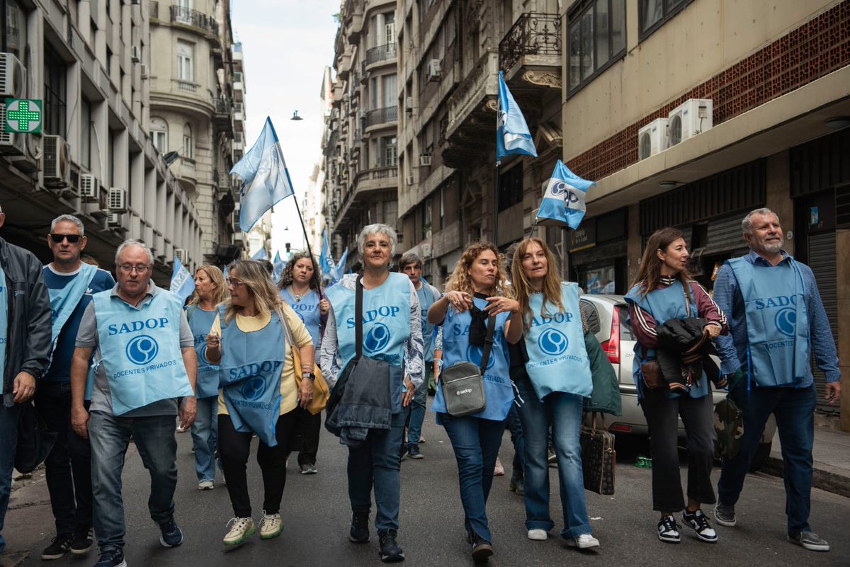 Marchamos en defensa de las y los jubilados y por nuestros derechos. Unidad de los trabajadores y al que no le guste se jode, de jode...