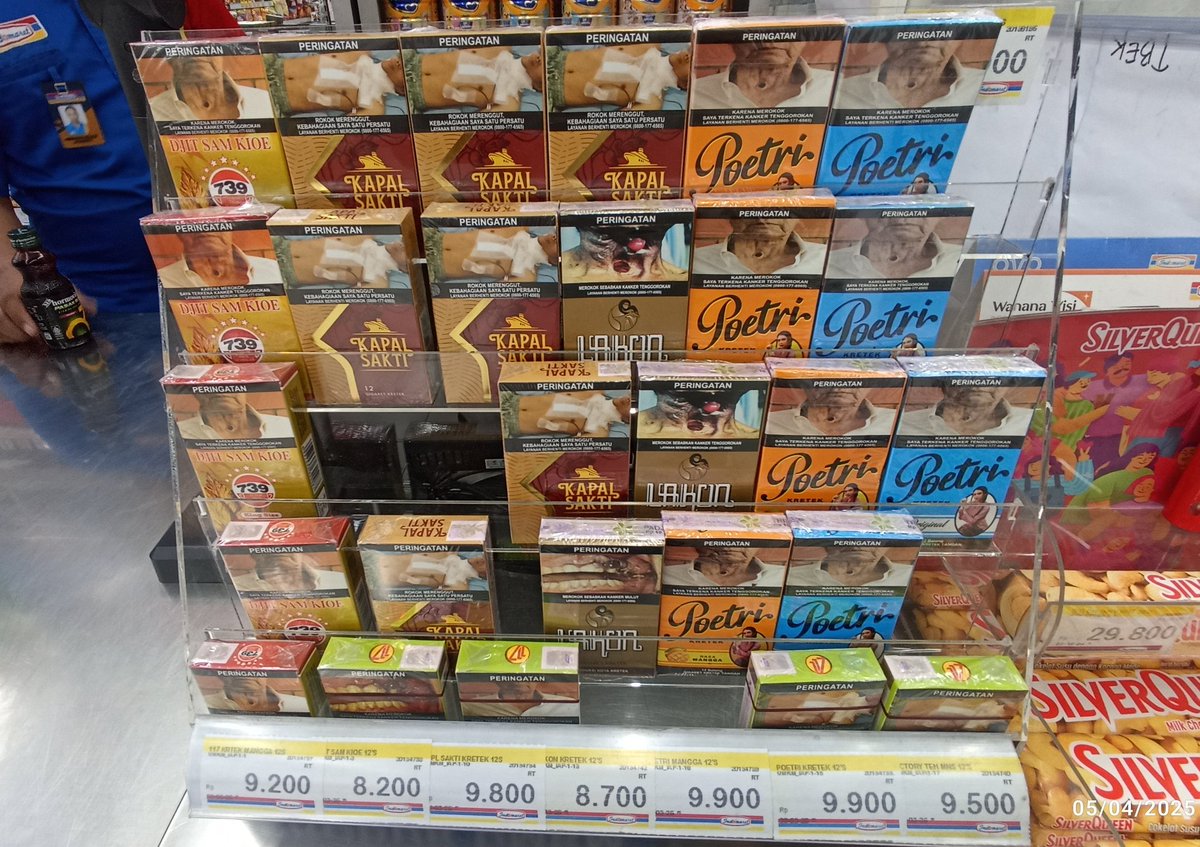 Gov: "Mari naikkan cukai rokok untuk menurunkan prevalensi merokok."

Meanwhile di meja kasir: