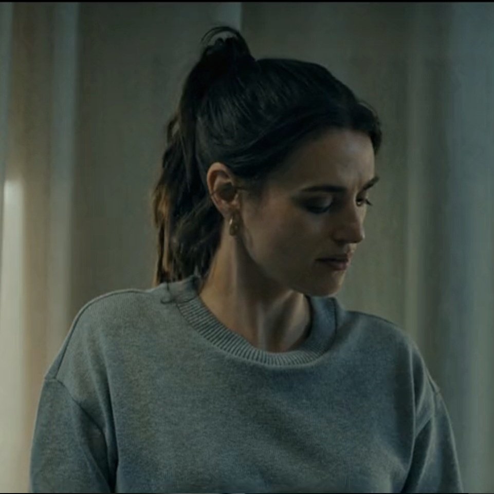 DerpSwan's tweet photo. GOING ABSOLUTRLY INSANE OVER THIS SOFT LOOK WHILE SHE COOKS DINNER!!!! #TheExWife https://t.co/N8uuXn4LLm