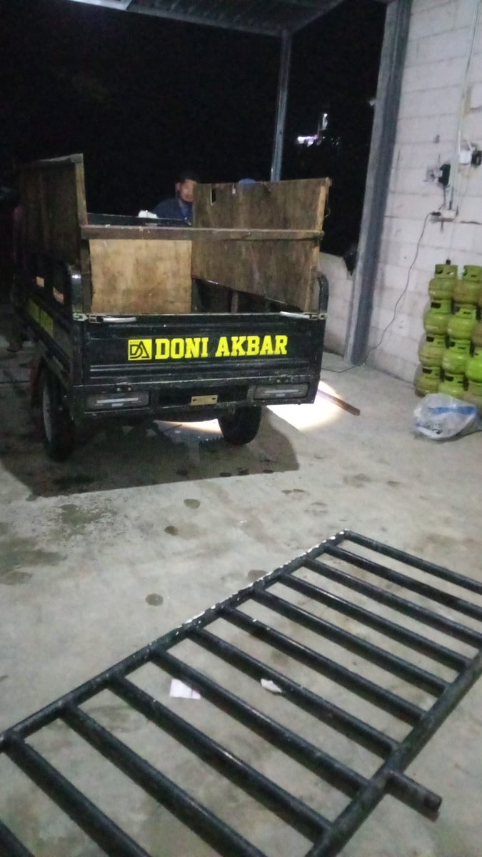 Ini satu hari setelah lebaran petugas tetap bekerja memperbaiki angkutan sampah