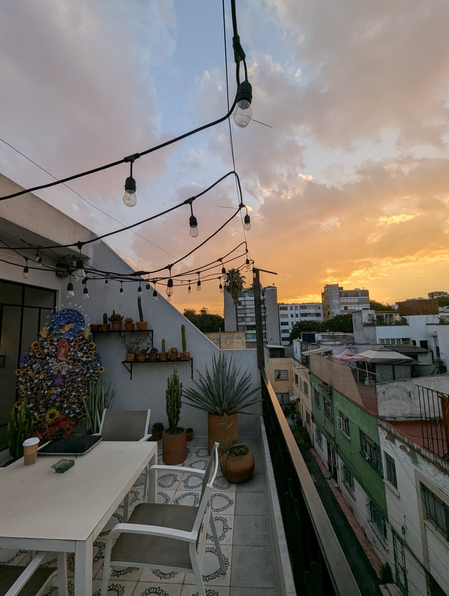 IgnTorresUlloa's tweet photo. In Mexico City 🇲🇽 to present our paper about the relationship between State workers and immigration at the HUMANS LACEA conference. See you all there! https://t.co/1g5VhRLeEK
