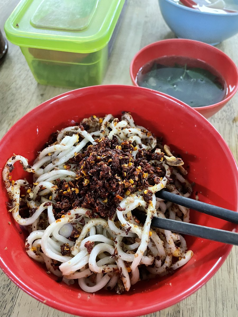 magicalling's tweet photo. 吉隆坡这个辣椒板面不错。改良版的梅州客家腌面，糊辣椒很香 https://t.co/L8yDxjGC0A