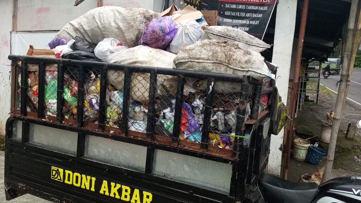 Dua Hari setelah IdulFitri ini sampah Dari warga desa Bulakan jumlahnya seperti 1 bulan hari normal