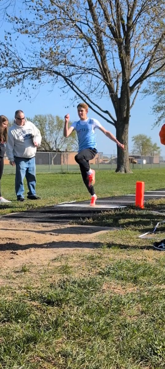 A little behind on posting from yesterday! We had some great performances!
<a href="/CollinflowWR17/">Collin Flowers</a> jumps an almost 2 ft PR going 18'3½  🥈also runs a PR 100
<a href="/hunterhochqb/">Hunter Hochbaum 2028 QB</a> runs PR 200 🥇24.3 &amp; just missed in 400 🥈
<a href="/reagannapo/">reagan napovanice</a> wins 800 in a new PR 2:29.3