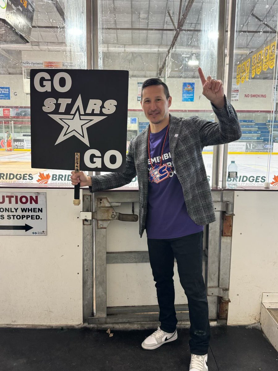 Jordin Tootoo in the house showing some GO STARS GO energy! Nothing like having a hockey legend backing the boys! ⭐️

<a href="/Jtootoo22/">Jordin Tootoo</a> 
<a href="/theSJHL/">SJHL</a>