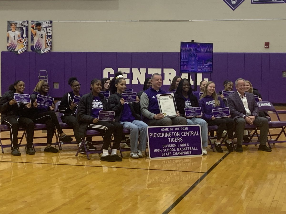 Girls basketball gets another sign to the city from Mayor Gray #tigerip