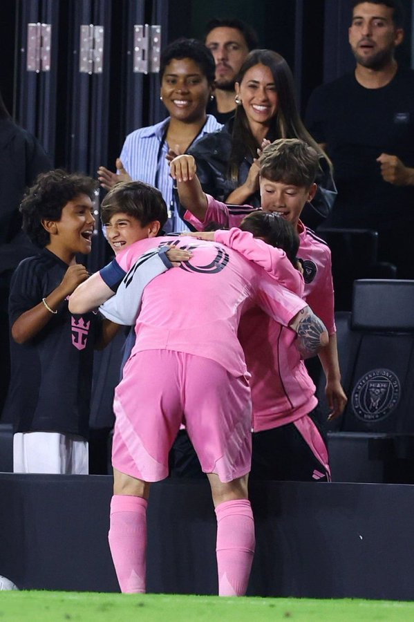 Messi, patria y familia.

La historia con el final más feliz de todos.