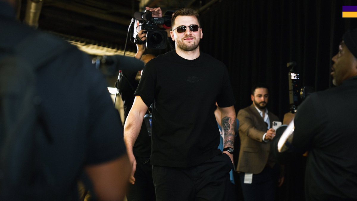 Luka Doncic en su primer partido en Dallas desde el traspaso:

45 PUNTOS
8 REBOTES
6 ASISTENCIAS
4 ROBOS
16/28 TC y 7/10 T3

Y el "Fire Nico" pidiendo el despido de Nico Harrison, GM de los Mavs, no dejó de escucharse durante todo el partido. Lógicamente.
