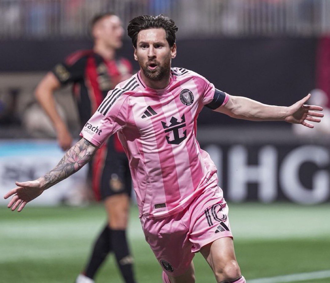 Hola, te presento a Lionel Messi.

Es el futbolista más determinante de la historia, si se te ocurre alguien mejor te doy el premio que vos quieras, pensalo bien, creo que es imposible.

Doblete y a otra cosa, un día más en la oficina para la cabra de este deporte.