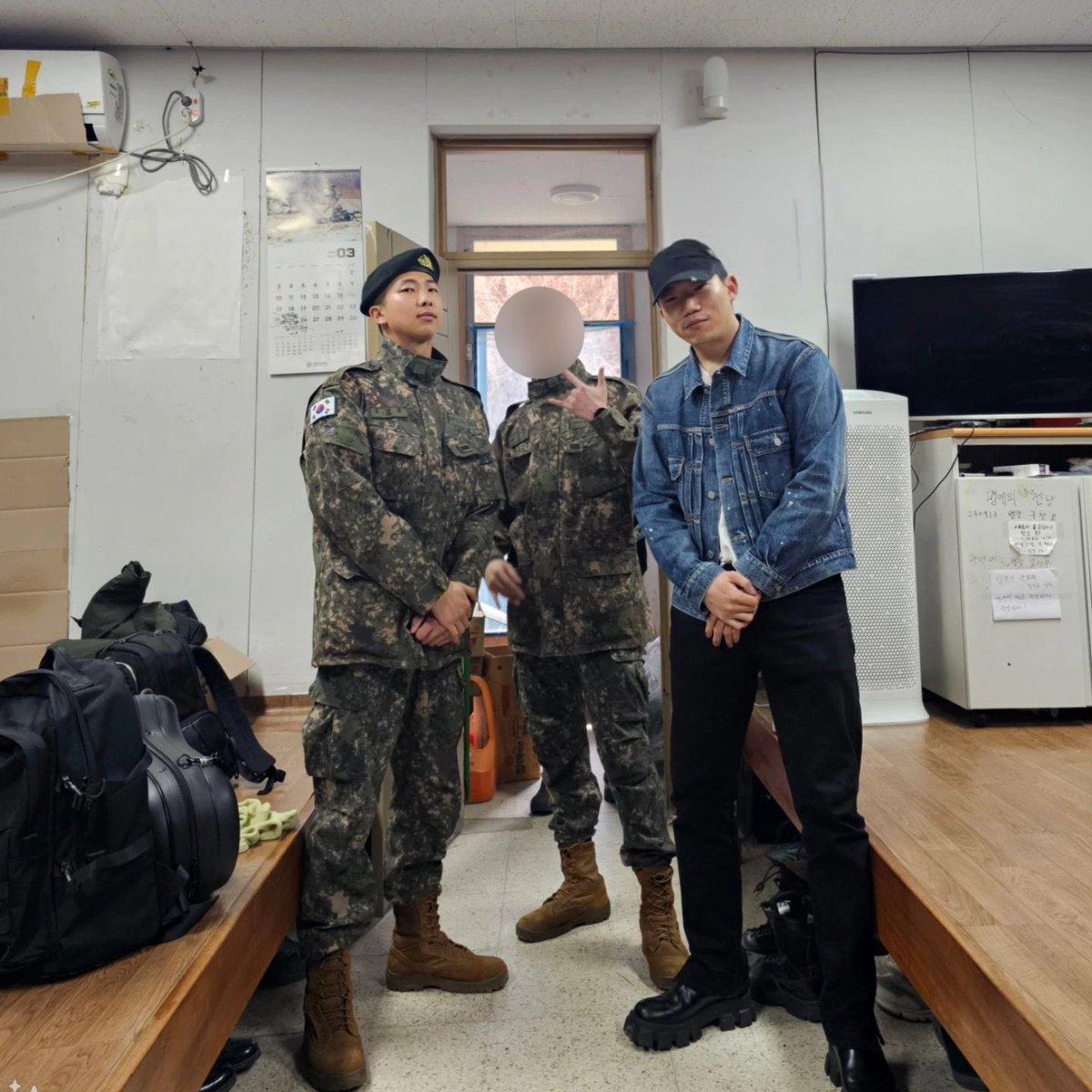 sceneryyv's tweet photo. PANGKALAN MILITER NAMJOON 😭‼️

>> Hwacheon diberitakan oleh berita korea sebagai salah satu pangkalan militer yang belum di upgrade fasilitasnya. kondisi ini membuat kehidupan di militer jadi sulit. Para prajurit tidur di dipan kayu yang keras dan dingin (suhu -°C) https://t.co/902Ead4gBg