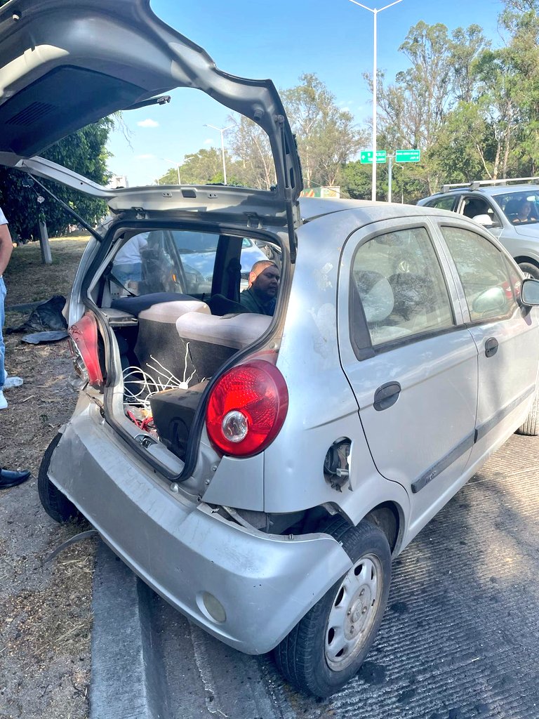 Hoy miércoles 9 de abril a las 3:55 PM en Periférico ÷ Juan Palomar y Arias y 5 de mayo, en sentido de Acueducto hacia Av Vallarta, fue embestido el vehículo de una amiga resultando lesionadas ella y su hija. El responsable huyó. Ayuden a encontralo.
<a href="/Trafico_ZMG/">TráficoZMGuadalajara</a> <a href="/Notisistema/">Notisistema</a>