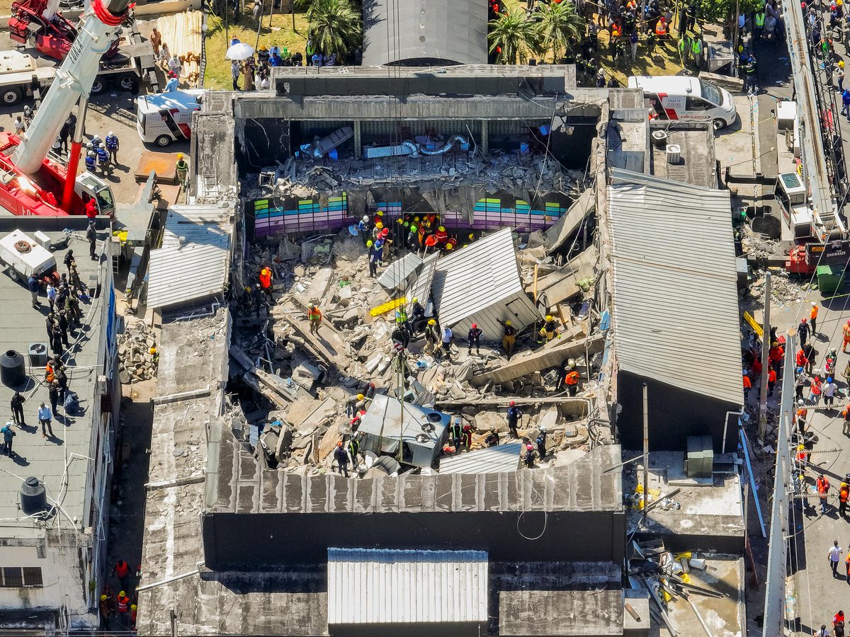 CDuartefans's tweet photo. Todo el mundo espera que al dueño de la discoteca #JetSet la @ProcuraduriaRD lo llame para conversar, y luego al ingeniero que dirigió la última remodelación de ese local.  Y a los que barrieron los pedazos del techo que se cayeron del techo antes del derrumbe. https://t.co/YBT1AudWyi