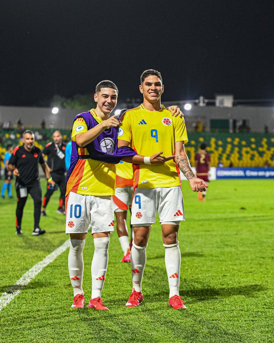 FCFSeleccionCol's tweet photo. 📸 ¡𝑨 𝒍𝒂 𝒇𝒊𝒏𝒂𝒍 𝒄𝒐𝒏 𝟓 𝒈𝒐𝒍𝒂𝒛𝒐𝒔! 🔥

🇨🇴 5-1 🇻🇪

#LaSeleNosUne🇨🇴 https://t.co/Iozy7sFq7P