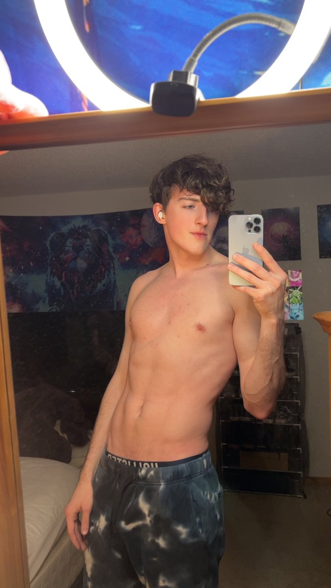 ShyTwinkGaymer's tweet photo. Time to work on that summer body https://t.co/5EknRs9J1Q