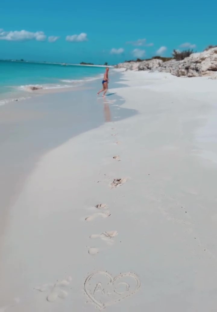 4Gelly's tweet photo. A O in the sand 💕 https://t.co/0vVAxx95KS