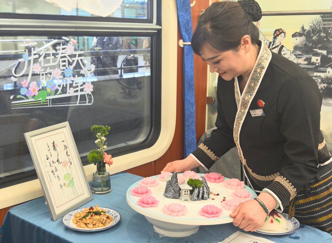 Amazing_Yunnan's tweet photo. Floral-themed train runs between Beijing, Kunming
Do you want to take it?
#FlowerTrain https://t.co/Q0mXgEyRoA