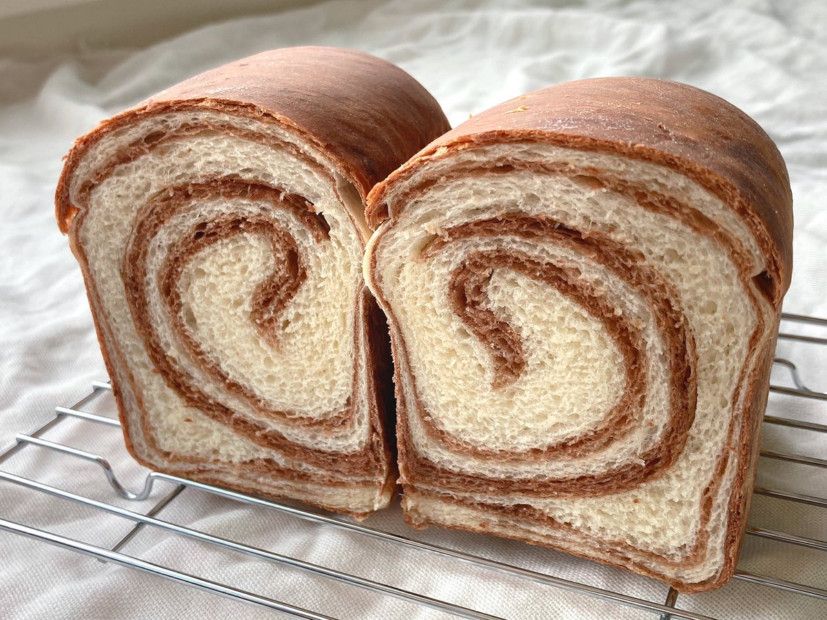 moca308's tweet photo. 渦巻き食パン。
繋げるとハートっぽく見える🥰
#パン作り #食パン #swirlbread https://t.co/wWZ7J6HgwS
