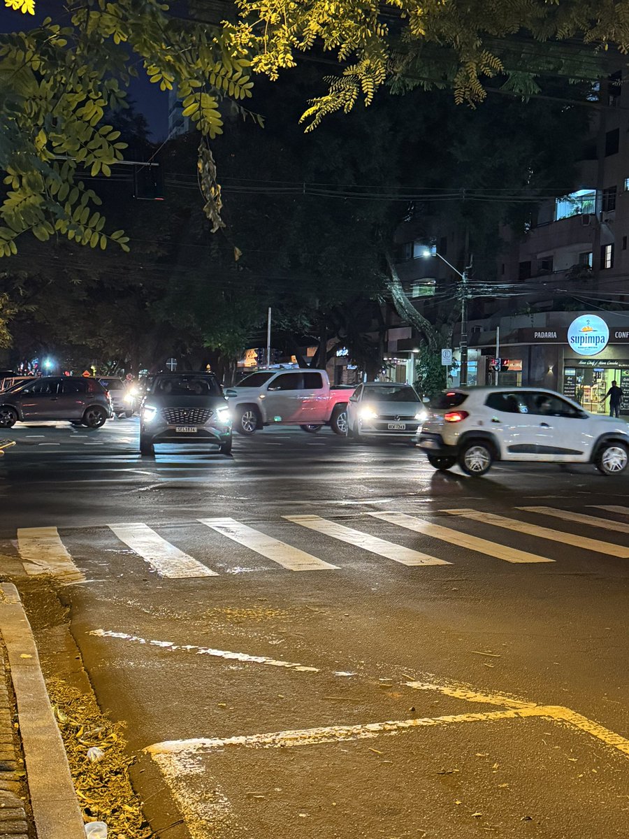 nancycost4's tweet photo. Cadê o prefeito de Maringá pra vê esse trânsito horrível do cruzamento da Bento Munhoz e a Pedro taques? 
Pelo amor de Deus não é a primeira vez que está ruim desse jeito! @MaringaCom https://t.co/hz2YdQy0fj