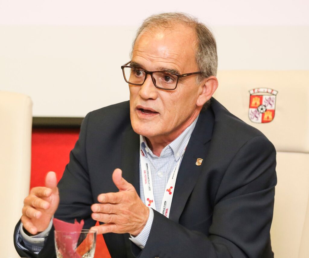 Marcelino Maté: el dictador silencioso del fútbol en Castilla y León.

Durante décadas, el fútbol de Castilla y León ha estado secuestrado por una figura que ha convertido lo que debería ser un deporte libre y transparente en una estructura feudal, con él como único señor.