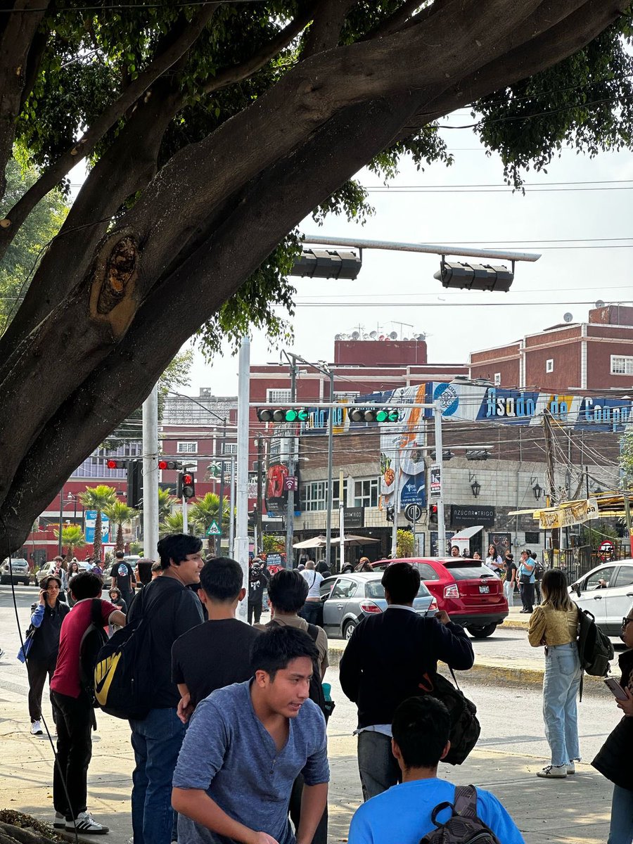 AbejorroMedia's tweet photo. 🚨🚨🚨

#Estudiantes de la #Preparatoria5 “José Vasconcelos” #bloquean #Calzada del Hueso en protesta contra las desapariciones forzadas ocurridas en el rancho #Izaguirre, en #Teuchitlán, #Jalisco. Algunos de los #jóvenes se encuentran #encapuchados y se muestran #agresivos con los espectadores. Elementos de la @SSC_CDMX realiza cortes de circulación anticipados para evitar la zona.

Info/ @KaosAnwar