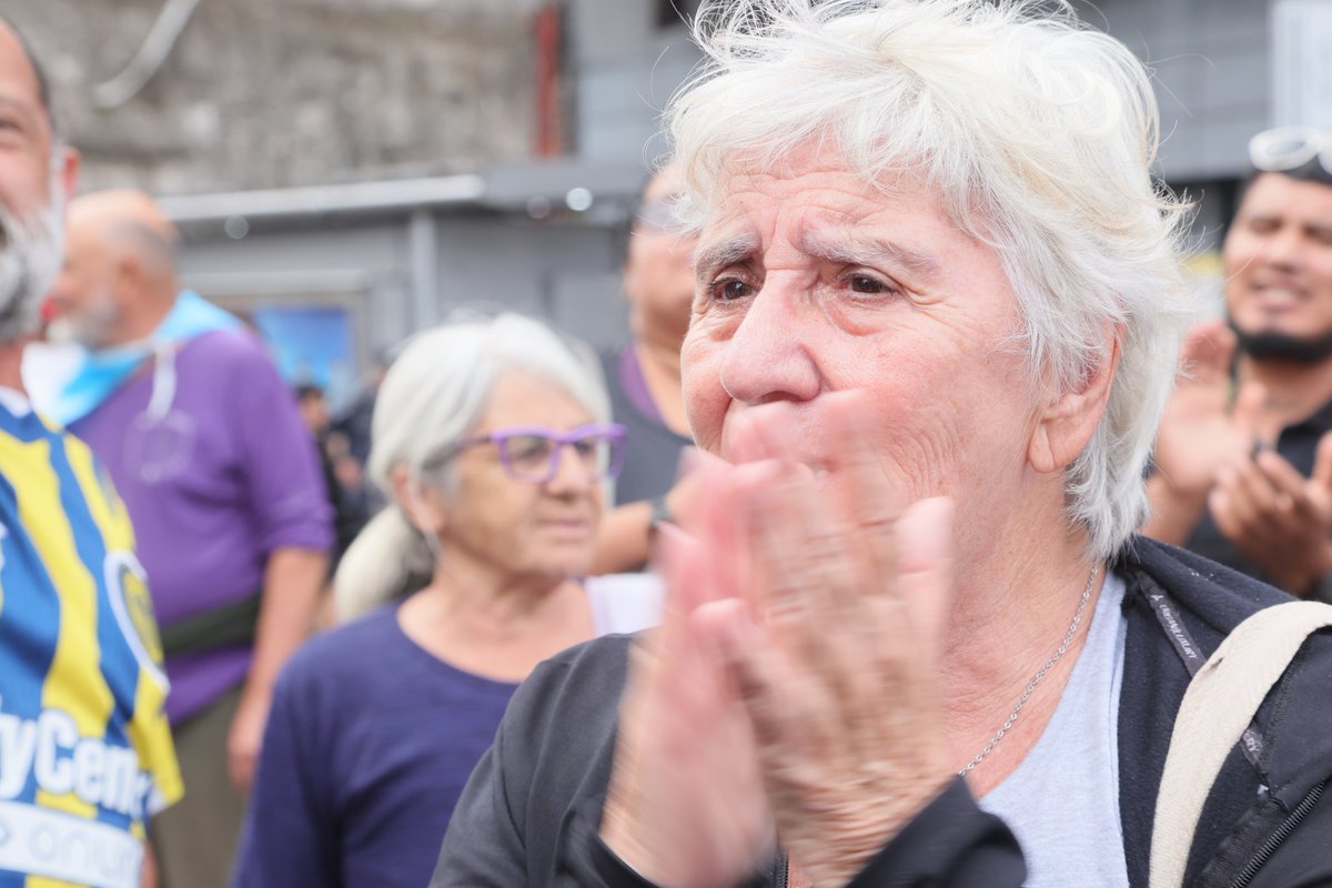 gargantapodero's tweet photo. "Vos te pensás que uno llega a los 77 años porque estuvo sentado en la silla? Yo trabajé toda mi vida y cuando fui a buscar los aportes no estaban". #Jubilados #NoMásFMI #Congreso https://t.co/n0dIrasCrw