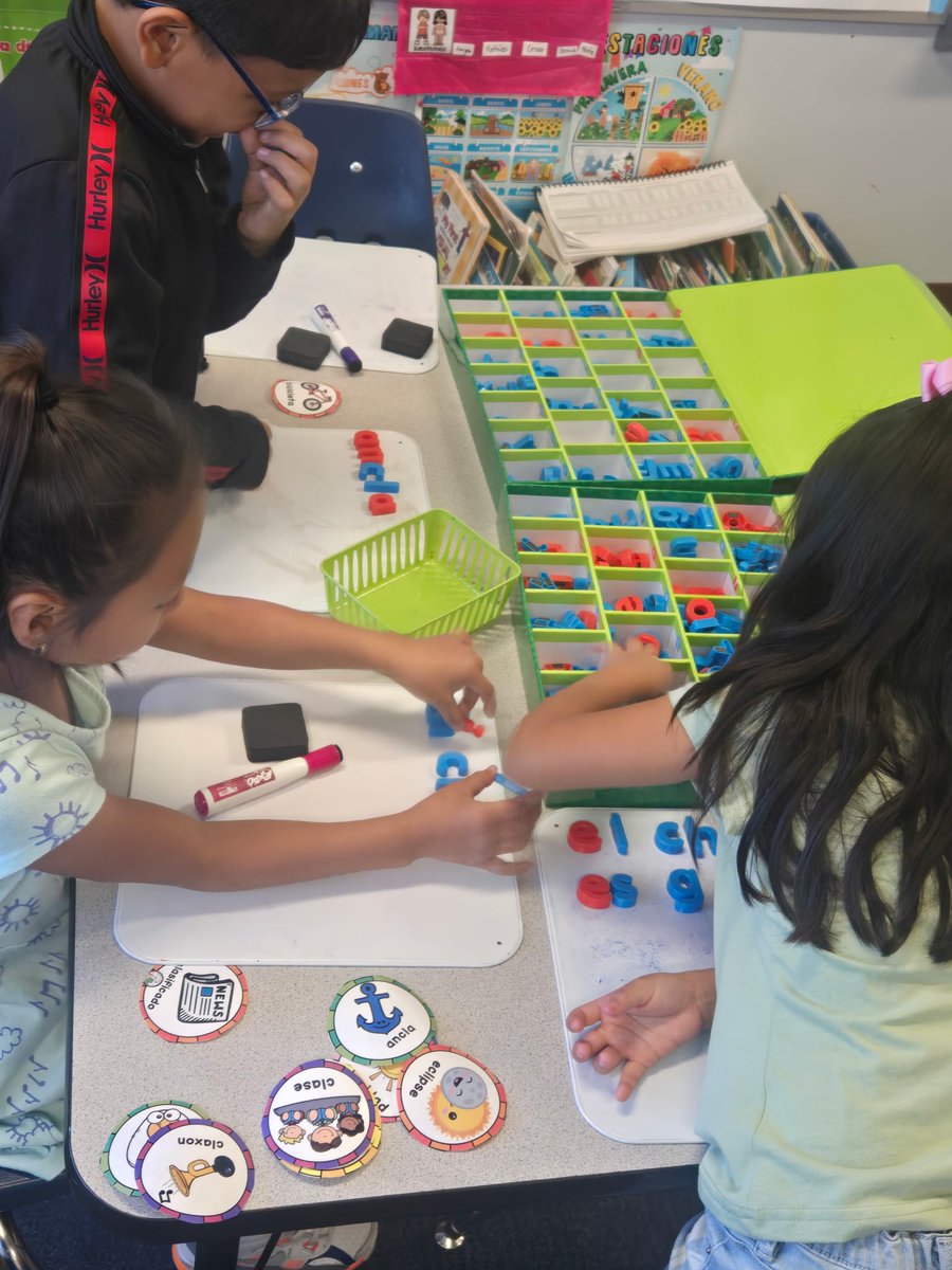 HCPSWorld_Dual's tweet image. The brain isn’t meant to memorize grammar rules or vocabulary lists—it’s built to acquire language naturally. How? Through meaningful, repeated, and understandable exposure. The more you hear it in context, the more it sticks! #LanguageAcquisition #BrainBasedLearning @HcpsWorld