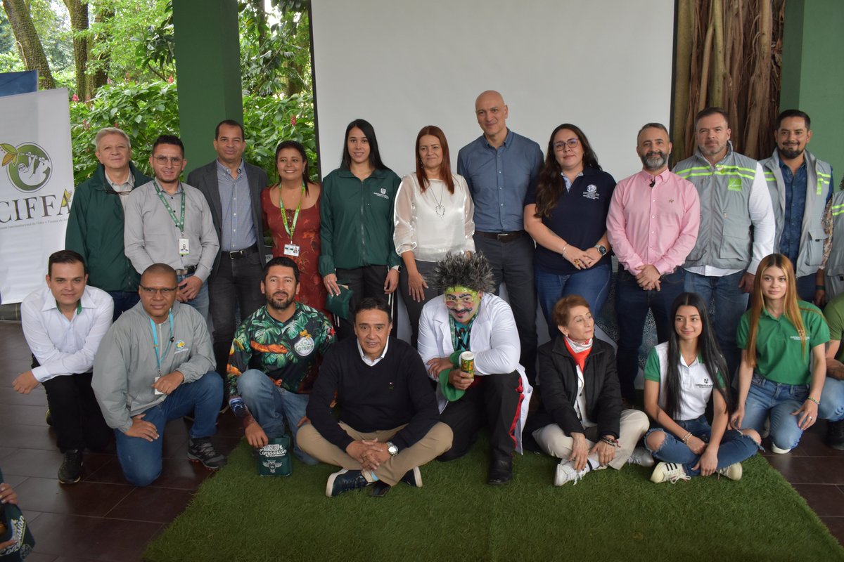 Uni_Remington's tweet photo. 💚 La Facultad de Medicina Veterinaria Uniremington alzó la voz por la vida silvestre.
En la rueda de prensa de CIFFA, reafirmamos nuestro compromiso contra el tráfico ilegal de fauna.
¡Cuidar la biodiversidad es tarea de todos! 🐾🌿
#Uniremington #VidaSilvestre #CIFFA https://t.co/f4Fw0YH3Kd