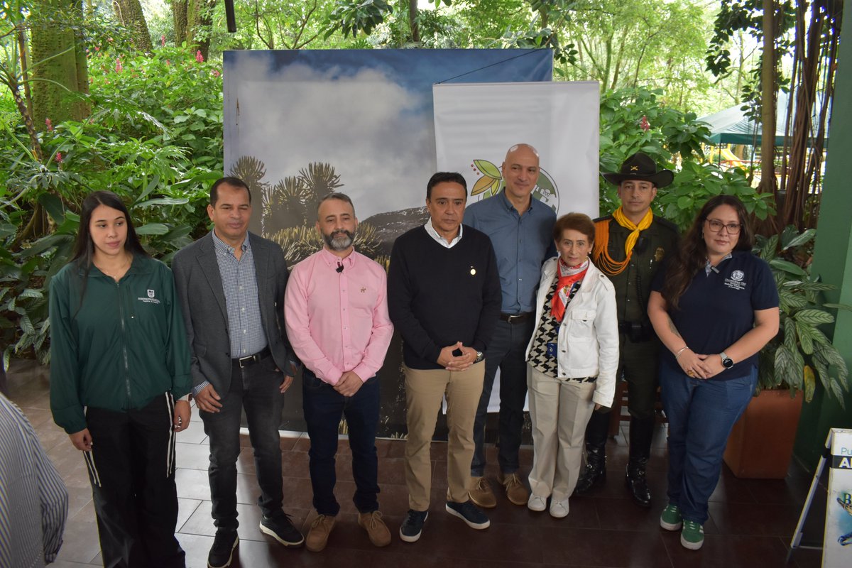 Uni_Remington's tweet photo. 💚 La Facultad de Medicina Veterinaria Uniremington alzó la voz por la vida silvestre.
En la rueda de prensa de CIFFA, reafirmamos nuestro compromiso contra el tráfico ilegal de fauna.
¡Cuidar la biodiversidad es tarea de todos! 🐾🌿
#Uniremington #VidaSilvestre #CIFFA https://t.co/f4Fw0YH3Kd