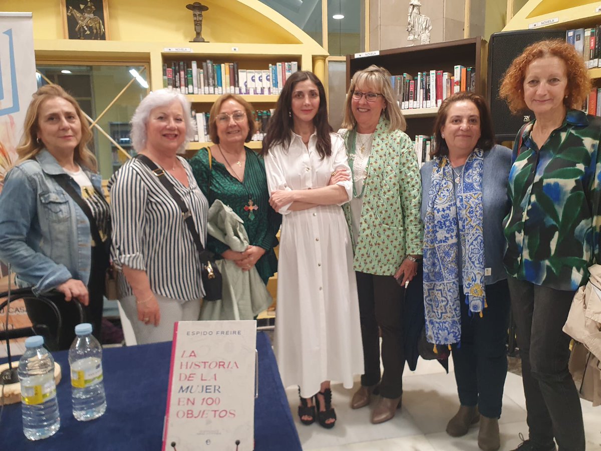ftrcastulo's tweet photo. @EspidoFreire #clubdelecturaBath Ha sido una gran charla literaria  la acontecida en Linares de la mano de Espido Freire y su libro "La Historia de la Mujer en 100 Objetos". https://t.co/YLtqVmezKG