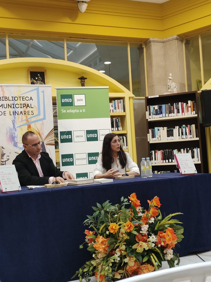 ftrcastulo's tweet photo. @EspidoFreire #clubdelecturaBath Ha sido una gran charla literaria  la acontecida en Linares de la mano de Espido Freire y su libro "La Historia de la Mujer en 100 Objetos". https://t.co/YLtqVmezKG