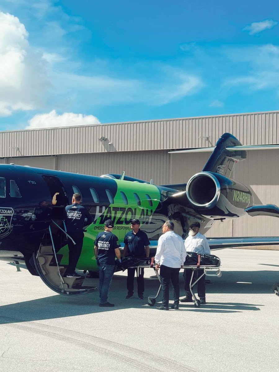 matiasgarciard's tweet photo. Se nos ha acercado una importante empresa de aeroambulancia de los Estados Unidos, que están muy impactados con la tragedia de la discoteca Jet Set. Nos están ofreciendo la posibilidad de trasladar a cualquier herido de este accidente a cualquier hospital de la costa este de los Estados Unidos completamente gratis. Para hacer este traslado también tendríamos que gestionar el ingreso a un hospital. nosotros estaríamos haciendo también la gestión para conseguir ese ingreso en dicho hospital. Queremos aclarar que este servicio que nos está ofreciendo esta importante empresa de transporte aéreo de heridos, aeroambulancia, es única y exclusivamente para heridos del derrumbe de la discoteca Jet. Igualmente nuevamente aclaramos que debemos hacer la gestión para el ingreso hospitalario. Nos hemos comunicado con el doctor Víctor Atalah, ministro de salud, el cual nos indica, que hasta el momento, no existen pacientes con necesidad de ser trasladado a los Estados Unidos. Hacemos de conocimiento del público en general, esta disposición, si se presenta una urgencia. Para cualquier emergercia llamar al 809-472-6633 @jcguilbe