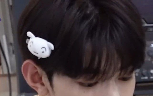 googieiand's tweet photo. dont take away his hair clips from him https://t.co/ZQ4PjyGqdR
