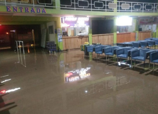 COENPeru's tweet photo. Puno: luego de las #LluviasIntensas ocurridas el 7/4 en la localidad y distrito #Ayaviri, provincia Melgar, municipio local, con apoyo del @cgbvpoficial y la empresa privada, culminó con la evacuación de aguas en viviendas y calles afectadas. (1/2) https://t.co/q0WfuZUiwb