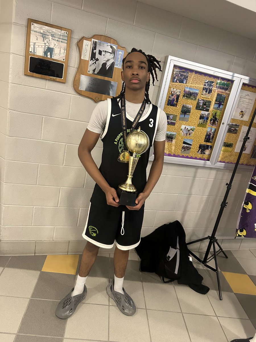AvionTaylor0's tweet photo. MVP at the motor city grizzlies tournament @PrepHoops @TheDZoneBBall https://t.co/lIHmEl7Kzk