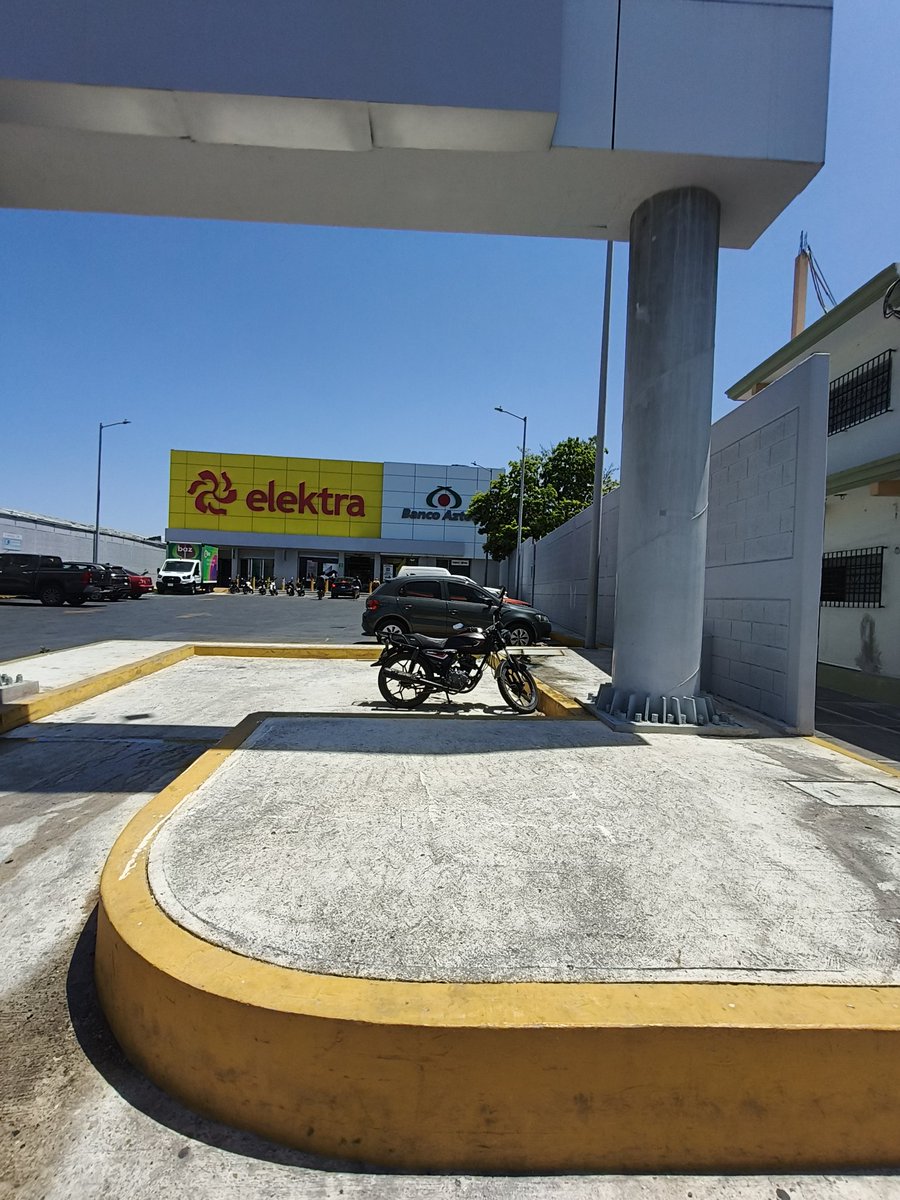 alexandro75's tweet photo. Tío @RicardoBSalinas  Elektra Campeche, sucursal Av. Central lleva días vertiendo estas aguas negras y olorosas a la avenida; ya se le ha dicho a la tienda pero "lo están checando"... https://t.co/uc3SwUWvqr