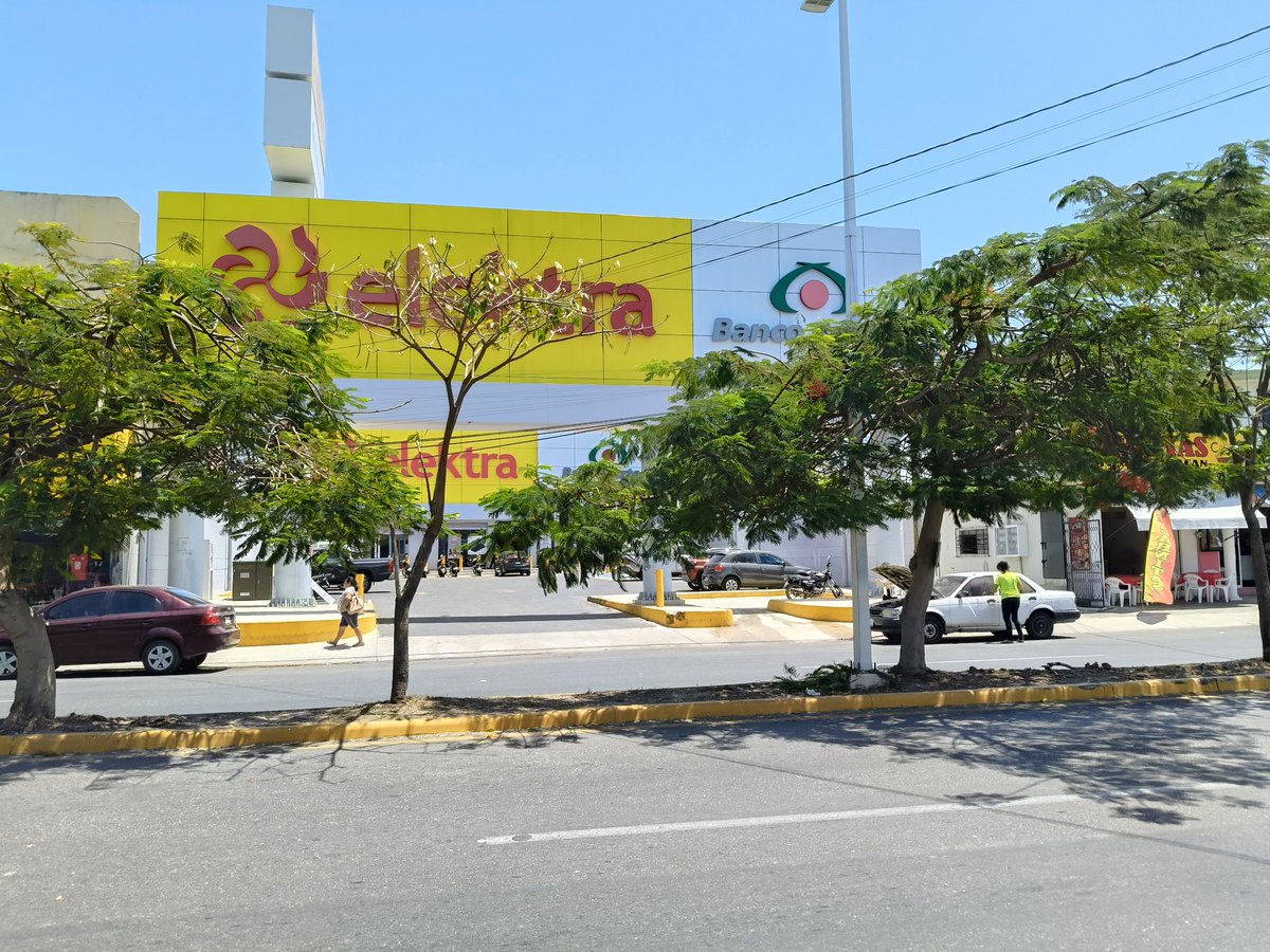 alexandro75's tweet photo. Tío @RicardoBSalinas  Elektra Campeche, sucursal Av. Central lleva días vertiendo estas aguas negras y olorosas a la avenida; ya se le ha dicho a la tienda pero "lo están checando"... https://t.co/uc3SwUWvqr
