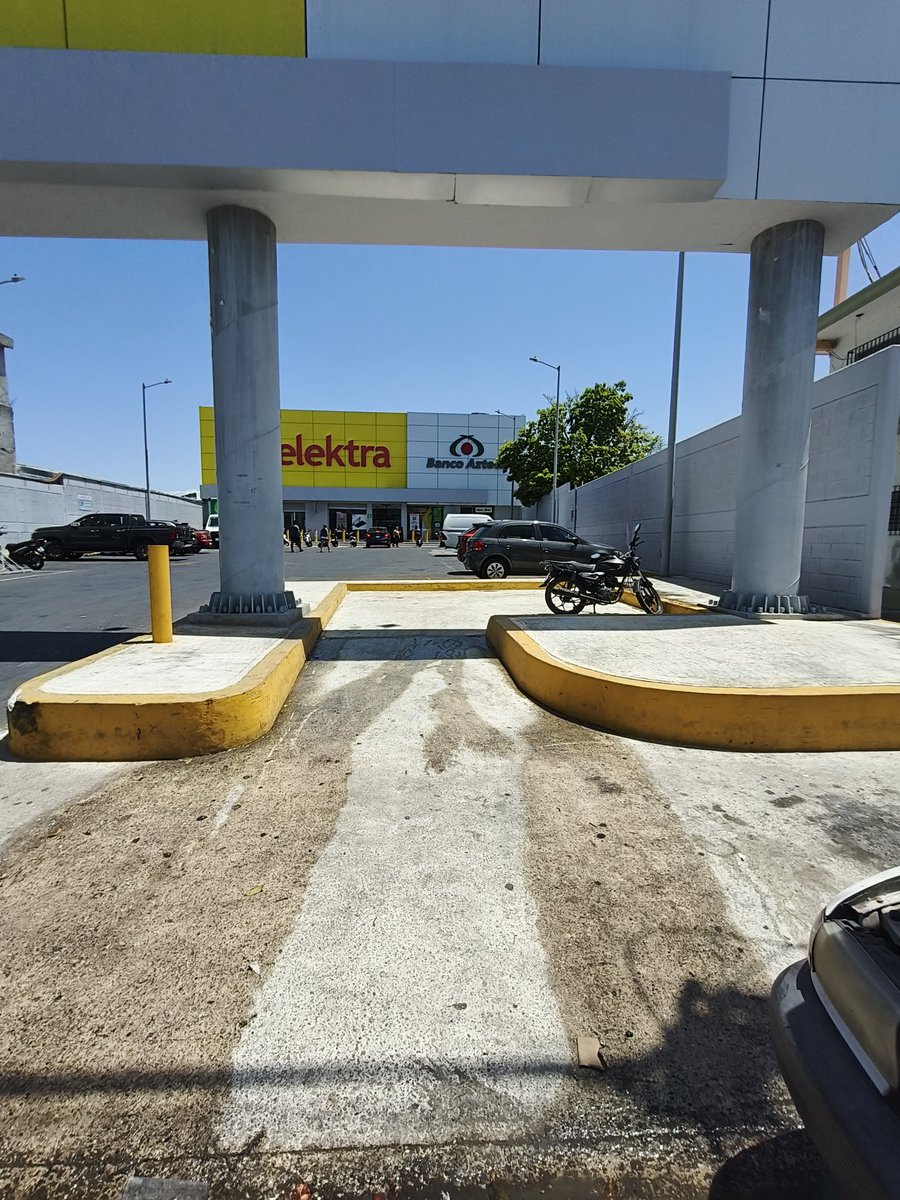 alexandro75's tweet photo. Tío @RicardoBSalinas  Elektra Campeche, sucursal Av. Central lleva días vertiendo estas aguas negras y olorosas a la avenida; ya se le ha dicho a la tienda pero "lo están checando"... https://t.co/uc3SwUWvqr
