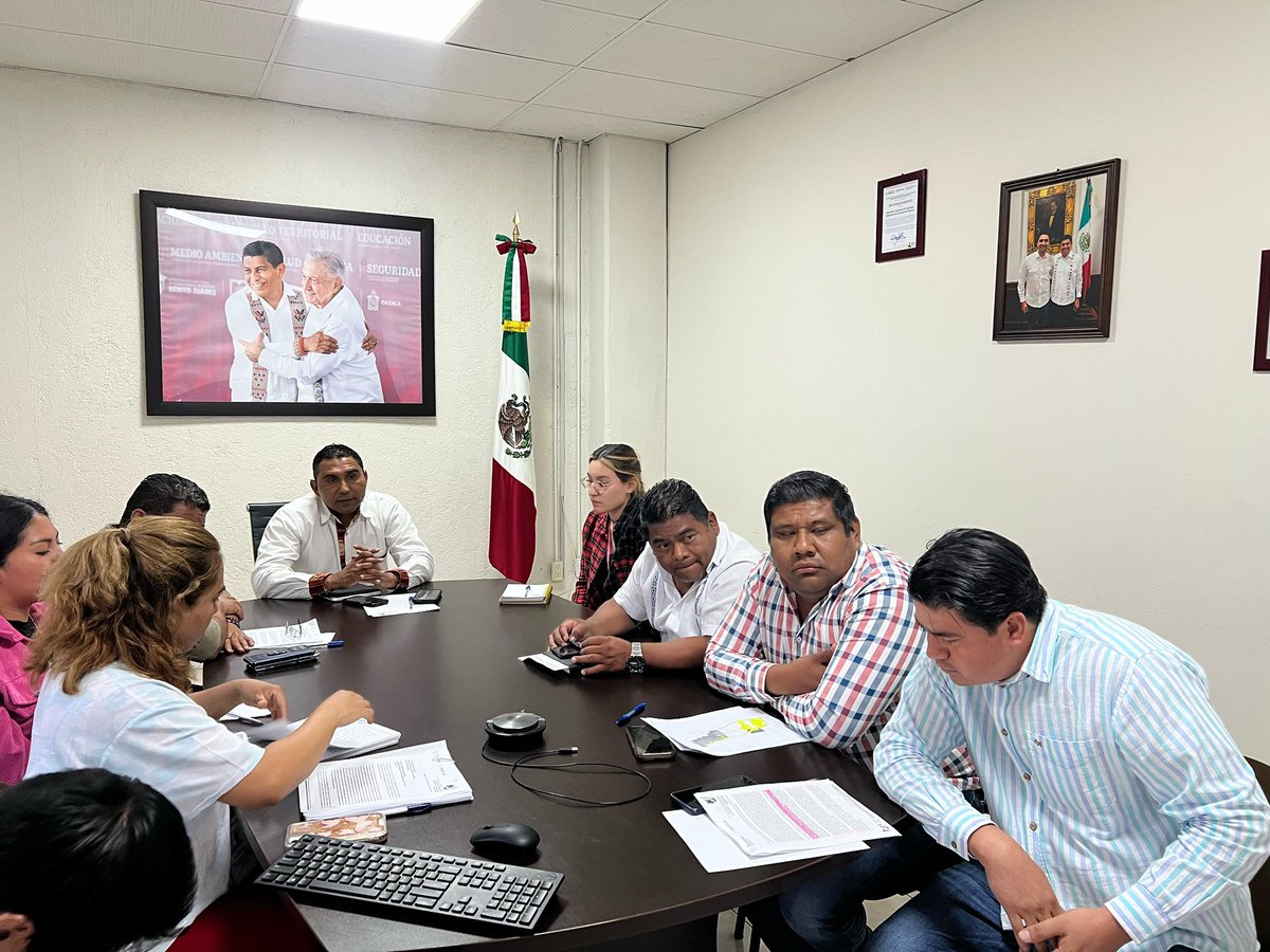 Catastro_GobOax's tweet photo. El Director General del #ICEO Mtro. @Gil_MG, encabezó importante reunión junto a las áreas de Cartografía, Jurídico y Delegacioes Catastrales, para revisar temas de #FONATUR. https://t.co/Vae8egnZDB