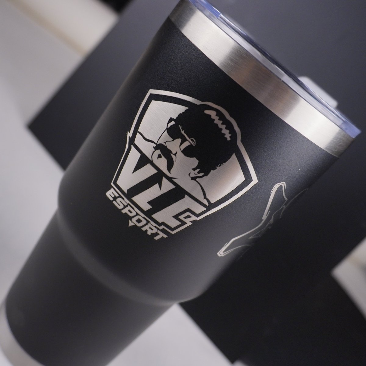 TeeGamingOrg's tweet photo. NEW ARRIVAL 📦
Gracias #VLF por mandar a hacer sus vasos con nosotros 🫡

Vaso aluminio personalizado🥤​
Grabado laser ⚡️

Podemos hacer con tu logo, nombre o imagen✅

Mándanos DM y con gusto te atenderemos 

Tee Gaming
"LA PIEL DE LOS CAMPEONES"