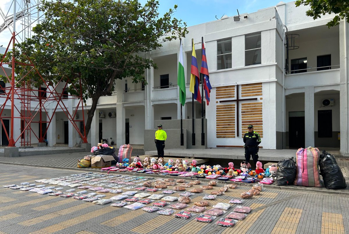 PoliciaAduanera's tweet photo. #EsNoticia | A través de diligencia de registro y allanamiento a un inmueble ubicado en el área metropolitana de #SantaMarta, se logró la incautación de 2.341 unidades de mercancía ilegal, avaluadas comercialmente en $250.000.000. @FiscaliaCol #SeguridadEnElTerritorio https://t.co/j16Ag41BnM