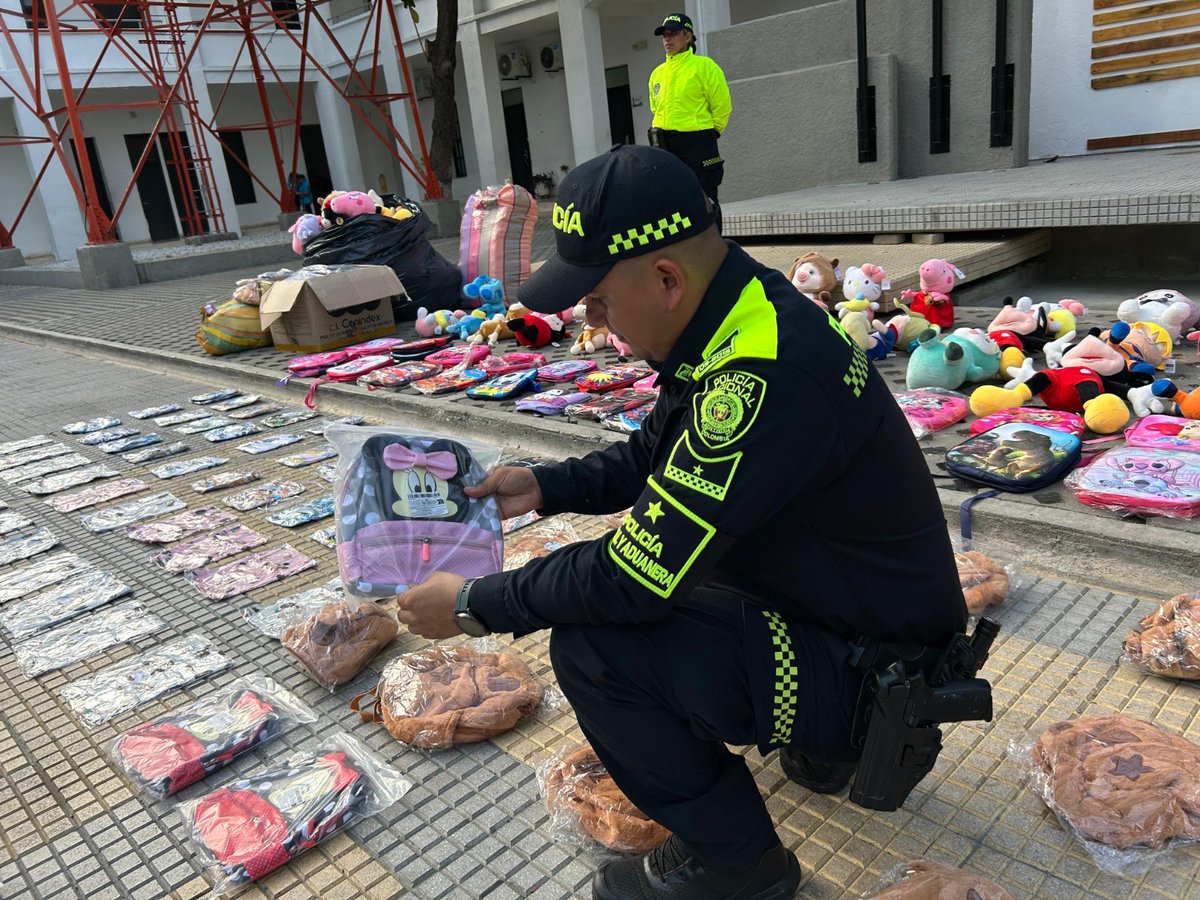PoliciaAduanera's tweet photo. #EsNoticia | A través de diligencia de registro y allanamiento a un inmueble ubicado en el área metropolitana de #SantaMarta, se logró la incautación de 2.341 unidades de mercancía ilegal, avaluadas comercialmente en $250.000.000. @FiscaliaCol #SeguridadEnElTerritorio https://t.co/j16Ag41BnM