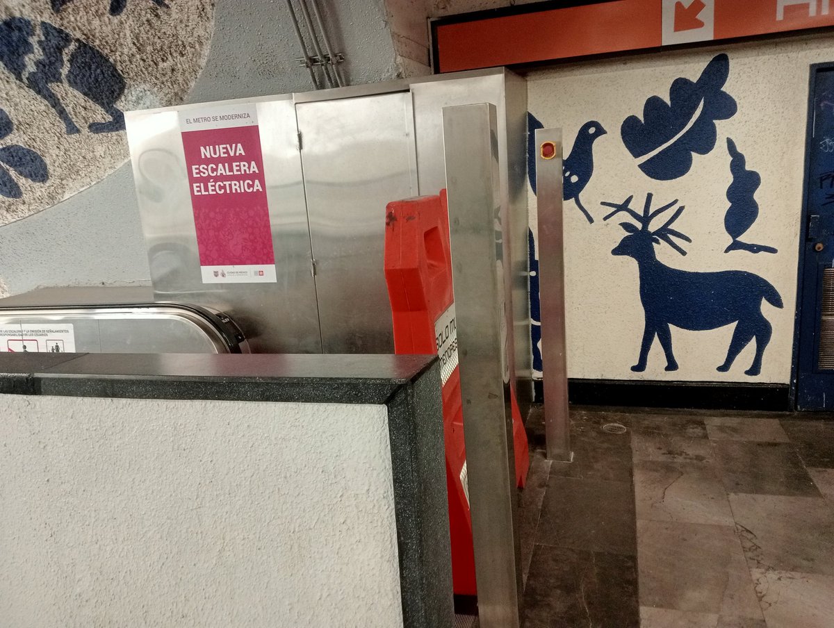 ONIX_GARCIA81's tweet photo. @MetroCDMX como es posible que en la estación terminal De la línea 7 Barranca del Muerto no funcionen las escaleras nuevas que no tienen ni un año de haberse instalado https://t.co/dSQNWRs0Wf