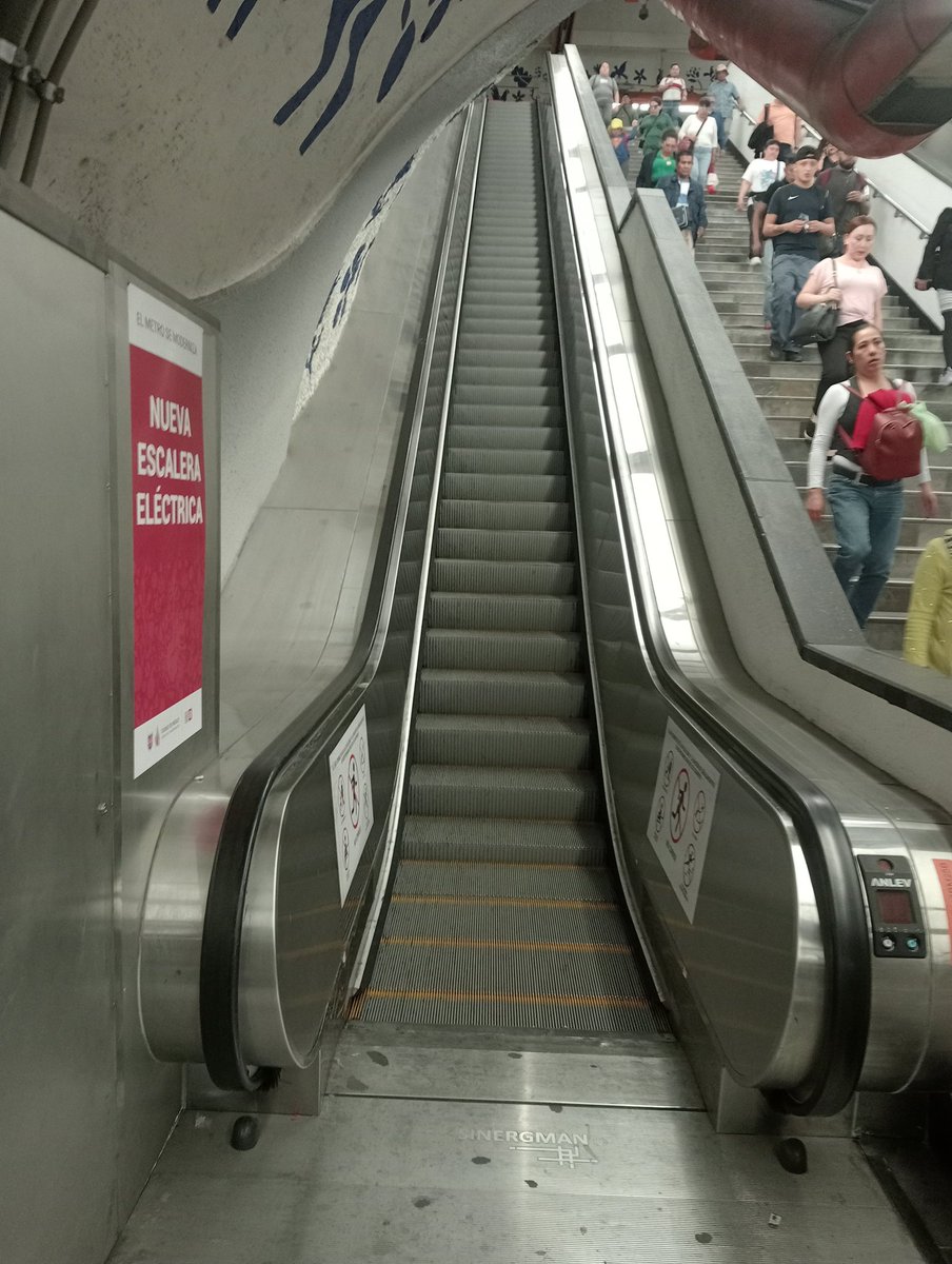 ONIX_GARCIA81's tweet photo. @MetroCDMX como es posible que en la estación terminal De la línea 7 Barranca del Muerto no funcionen las escaleras nuevas que no tienen ni un año de haberse instalado https://t.co/dSQNWRs0Wf