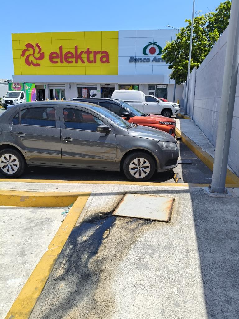 alexandro75's tweet photo. Tío @RicardoBSalinas  Elektra Campeche, sucursal Av. Central lleva días vertiendo estas aguas negras y olorosas a la avenida; ya se le ha dicho a la tienda pero "lo están checando"... https://t.co/uc3SwUWvqr