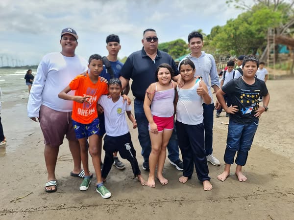 AlcRivas29's tweet photo. 📷📷La mañana de hoy, el Buen Gobierno Sandinista, a través de la Alcaldía de Rivas, llevó a cabo una animada competencia de natación en la Playa La Virgen, contando con la participación entusiasta de niños y jóvenes del municipio. #2025AvanzandoEnRevolución https://t.co/DvMERGPIb9