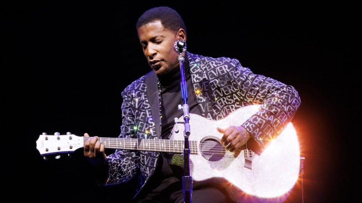 babyface's tweet image. One more month until we are back in Las Vegas at the @Palms and I cannot wait! 😎 Counting down the days until we are back in Sin City singing, dancing and laughing together. Will I see you there? I hope so! 🕺🏽💃🏽✨
📸: @acerophotos