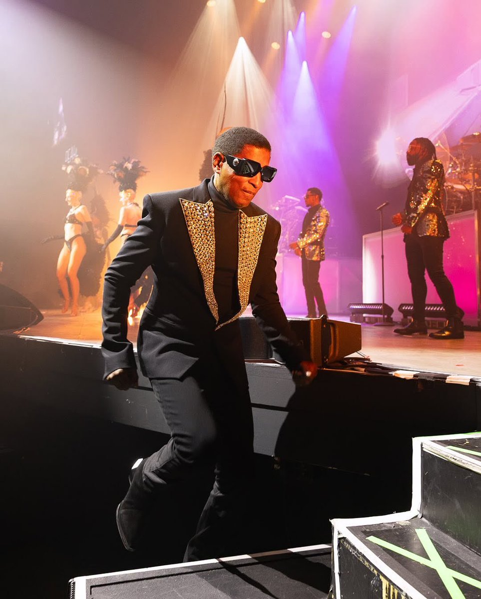 babyface's tweet image. One more month until we are back in Las Vegas at the @Palms and I cannot wait! 😎 Counting down the days until we are back in Sin City singing, dancing and laughing together. Will I see you there? I hope so! 🕺🏽💃🏽✨
📸: @acerophotos